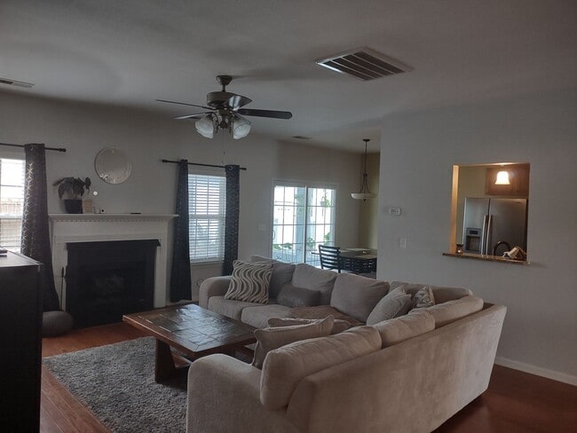 Building Photo - Outstanding FIVE Bedroom Home in Northeast Columbia!