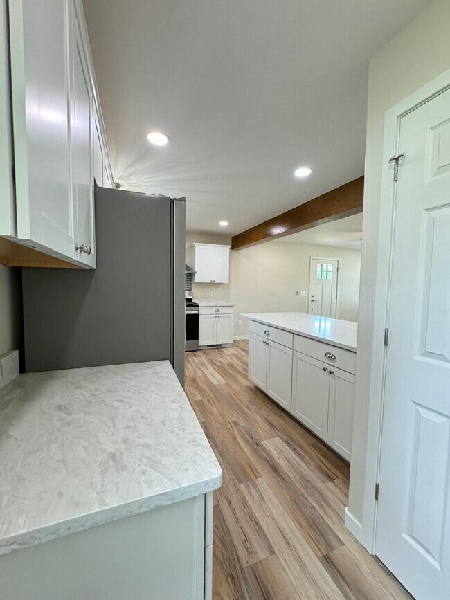 Building Photo - 1442 E Broadway St