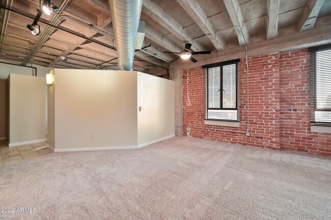 Building Photo - 114 W Adams St