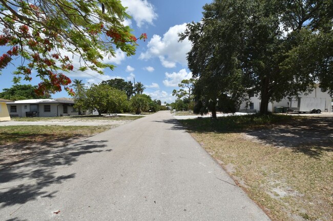 Building Photo - 3461 Lakeview Dr