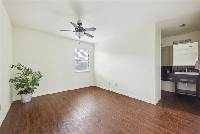 Building Photo - 1510 W N Loop Blvd