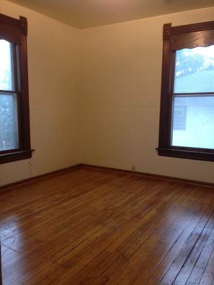 Building Photo - 443 N Sheridan Rd
