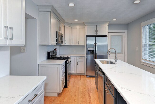 Building Photo - New Waterfront Home