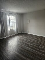 Building Photo - 3109 Wildwood Dr