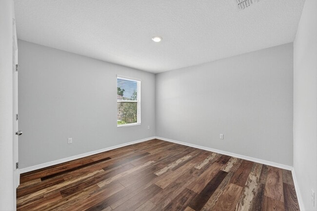 Building Photo - Stunning 5 bed/ 2 bath