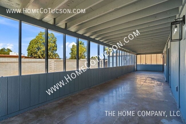 Building Photo - 7461 E Victoria Dr