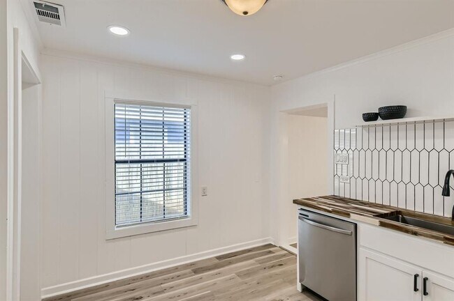 Building Photo - 902 Hackberry St