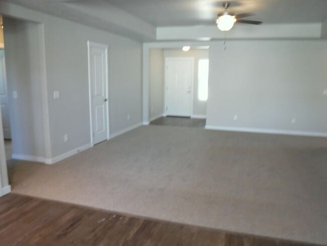 Building Photo - Bright and spacious 3 bed, 2 bath home jus...