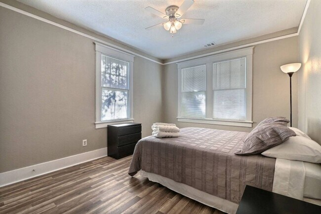 Building Photo - Large 2BR/1BA Downtown House Steps From Daffin Park