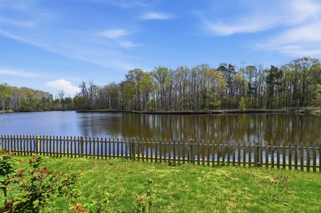 Building Photo - 1721 Chestwood Dr