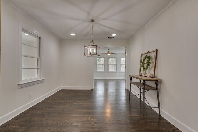 Building Photo - 4 Bedroom, 3 Bath Home w/  1 Car Garage