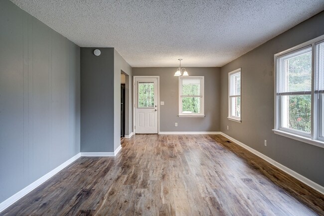 Building Photo - Newly Renovated 3 Bedroom Rental in Johnso...