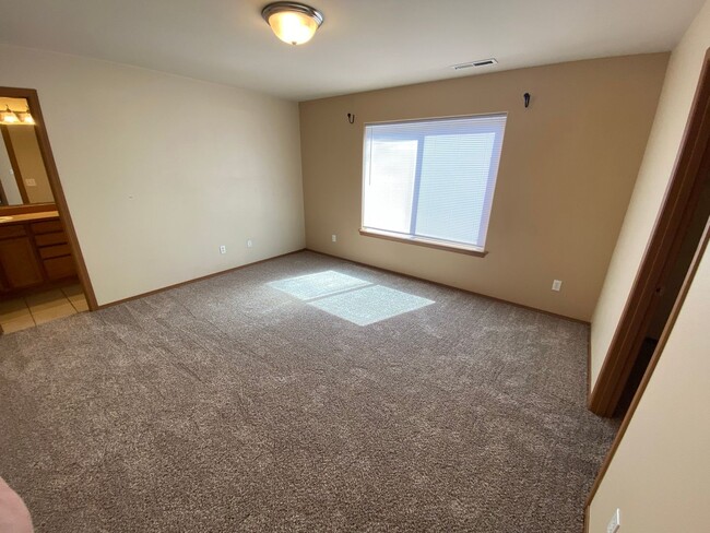 Building Photo - 4 Bed, 2 Bath Home!