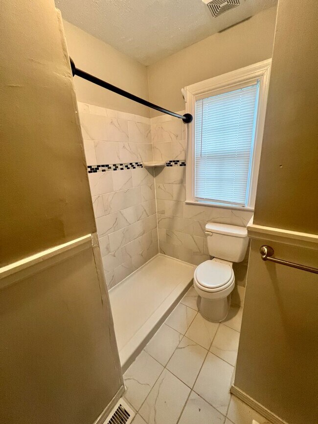 Building Photo - Beautiful Four Bedroom House, Right Off Grove and Patterson!! Lawn Care Included!!