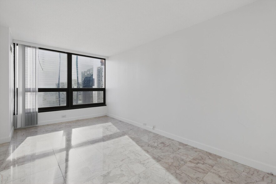 Building Photo - 360 E Randolph St