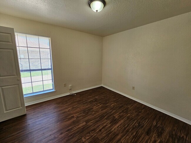 Building Photo - 3125 Tudor Ln