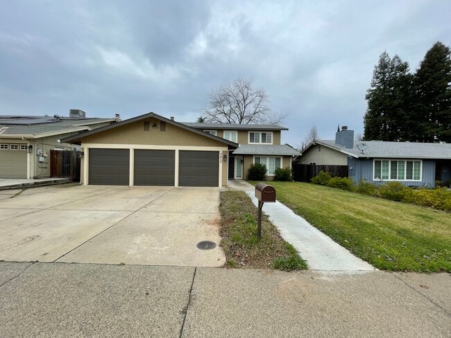 Building Photo - Spacious Citrus Heights Home with 3-Car Garage & Ample Storage