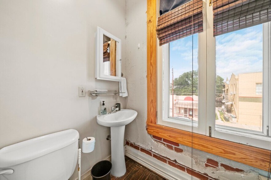 BAth 2 - 202 E San Antonio St