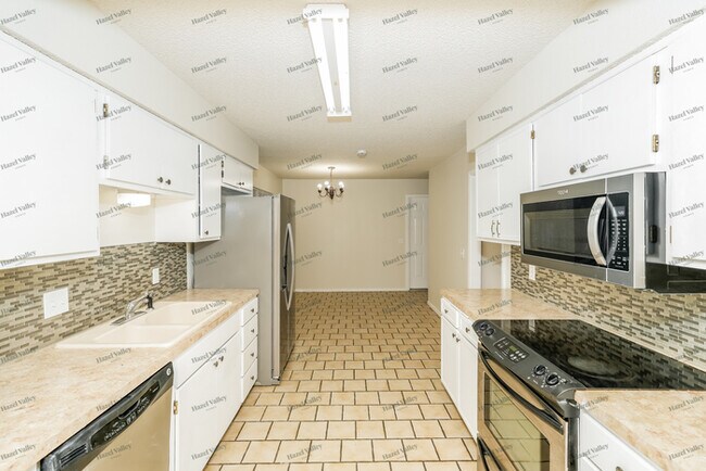 Building Photo - 6905 S Oswego Ave