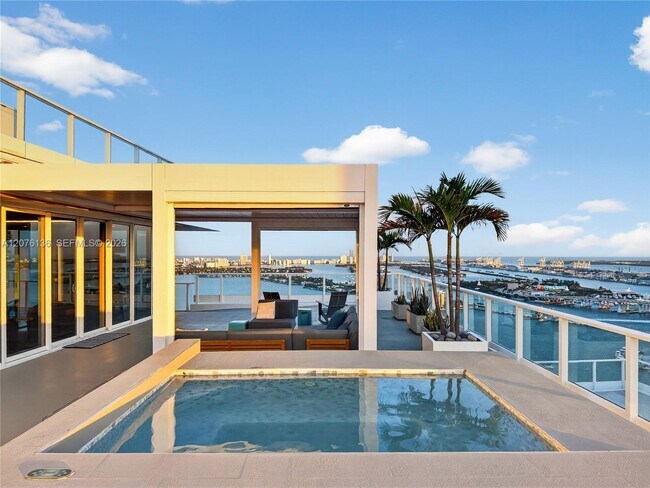 Building Photo - 2020 N Bayshore Dr