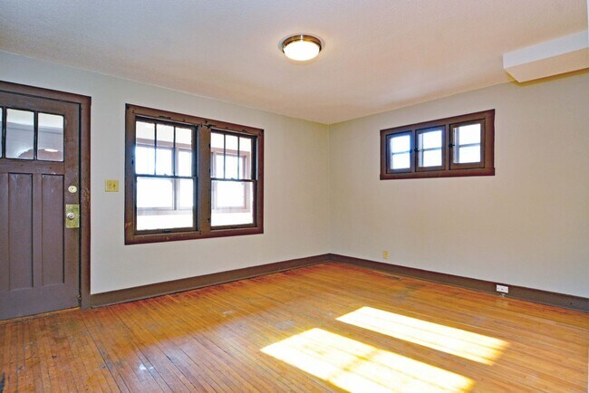 Building Photo - Spacious 4 Bed / 2 Bath Home – Minutes from Grand Casino Arena