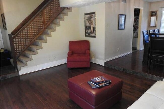 Building Photo - 4950 Elmhurst Ln