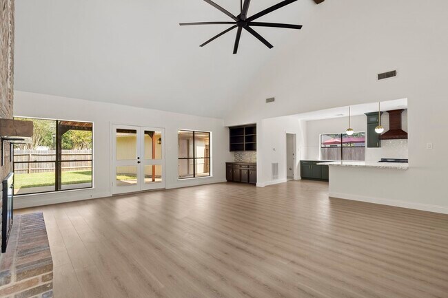 Building Photo - 3223 Country Club Blvd