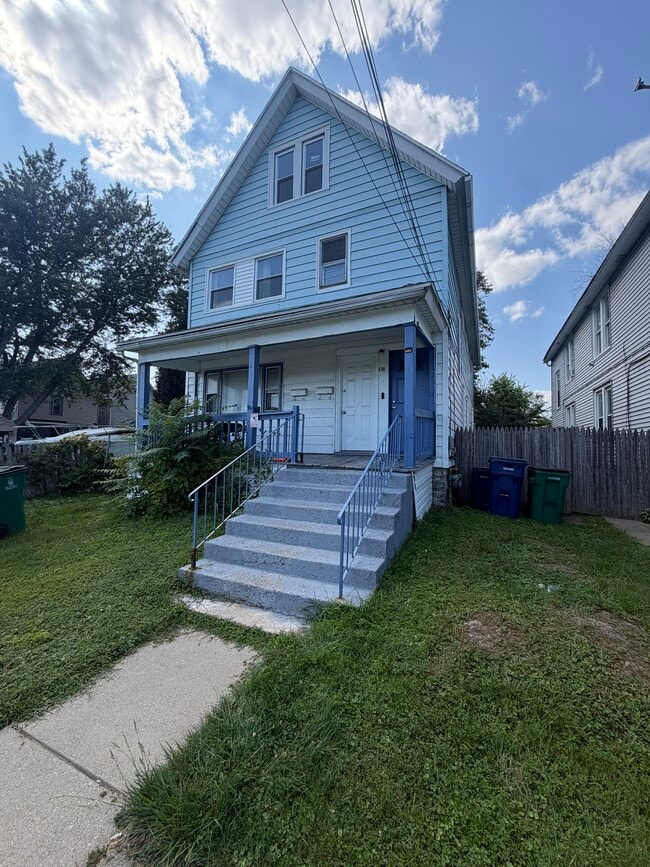 Building Photo - 136 Milton St