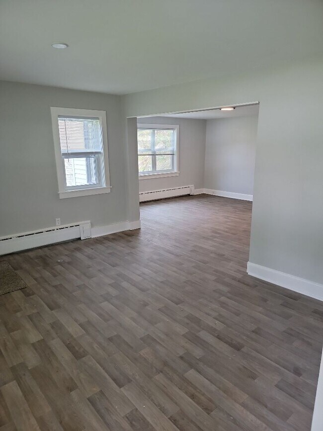 Building Photo - AVAILABLE JUNE 1st 2026 - Fantastic Newly ...