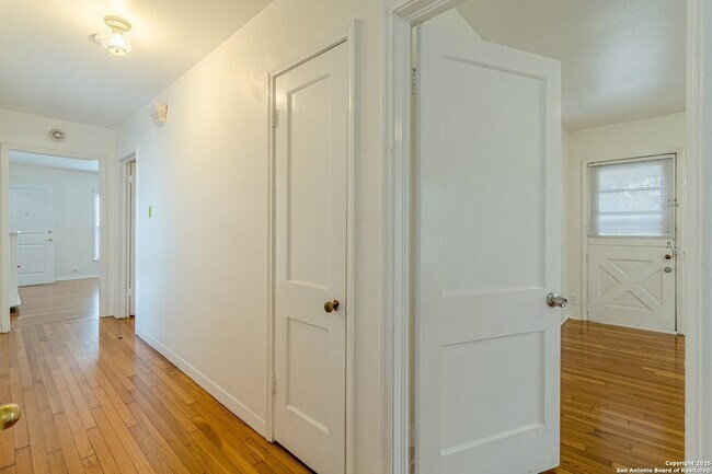 Building Photo - 416 Alexander Hamilton Dr