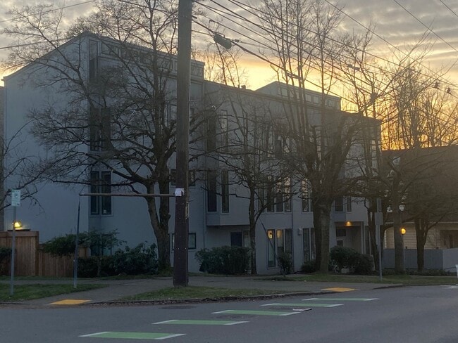 Building Photo - Capitol Crest