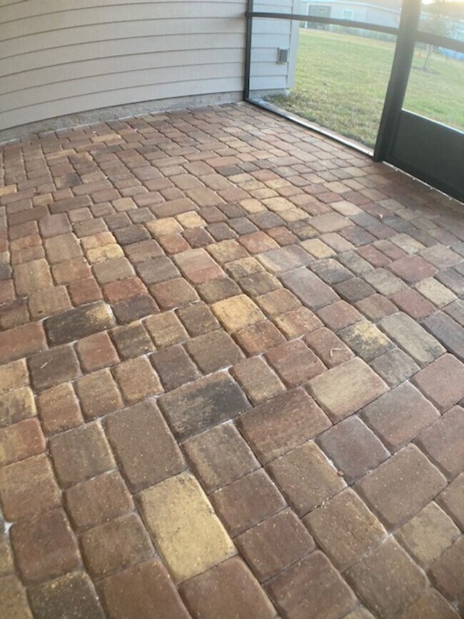 Building Photo - Stylish & Low-Maintenance Living in Oakleaf Community