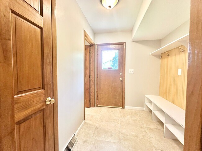 Building Photo - Desirable Mequon Home in Heart of Ville du...