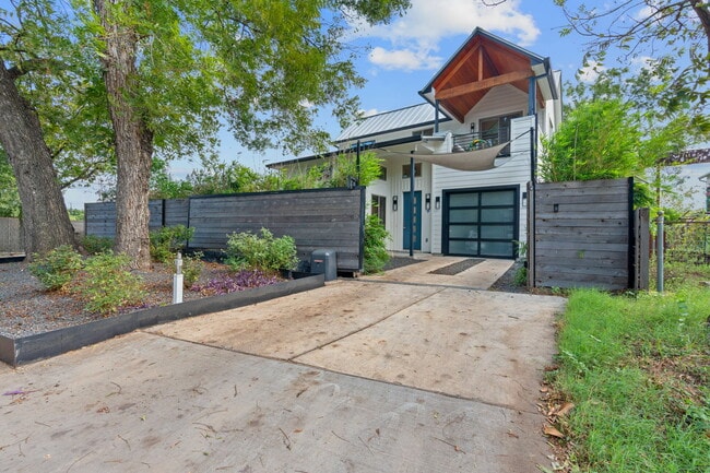 Building Photo - 2711 Willow St