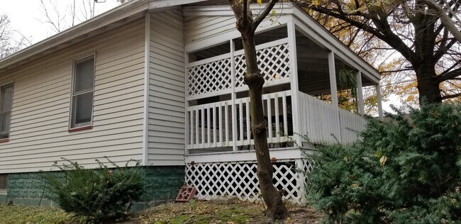 Building Photo - 2 bedroom House Close to Campus!