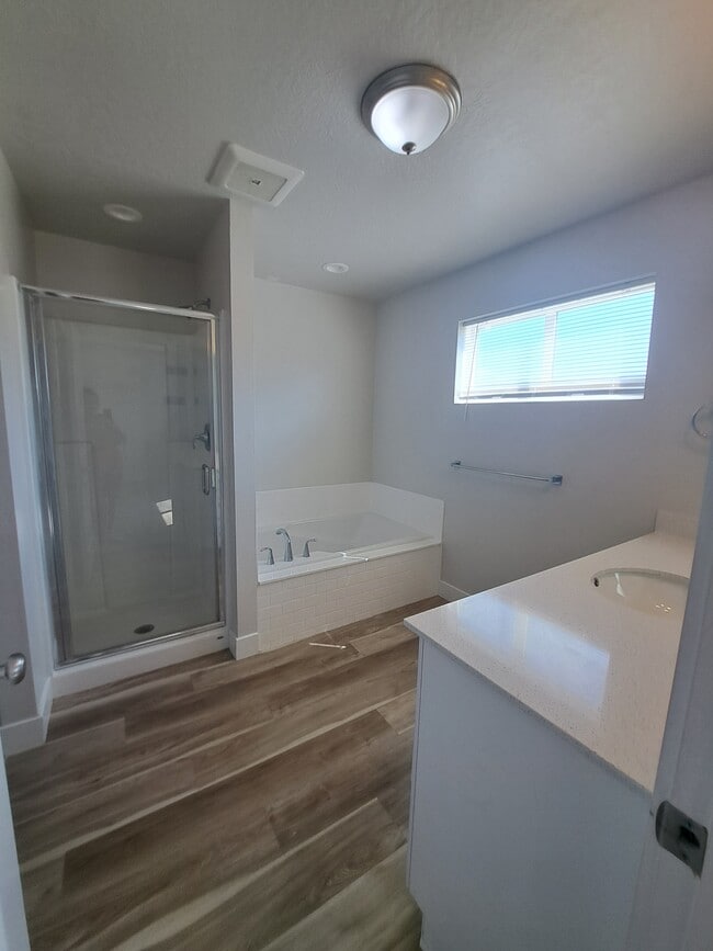 Building Photo - 998 N 20 E