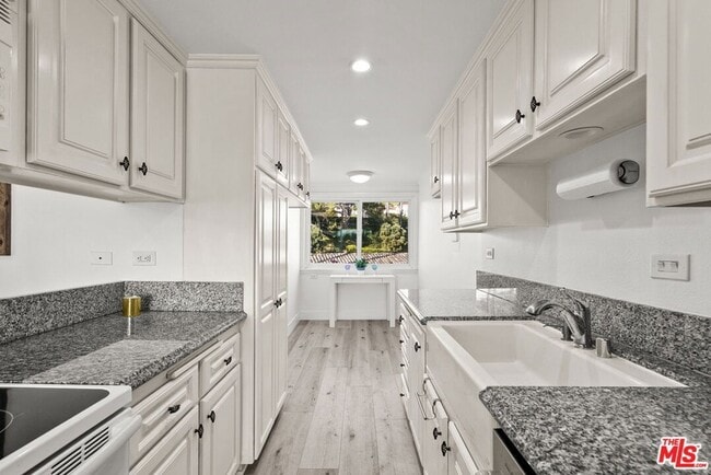 Building Photo - 23924 De Ville Way