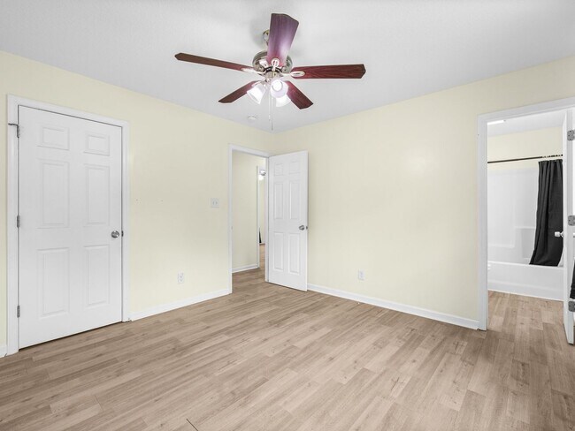 Building Photo - 103 Oakwood Ct