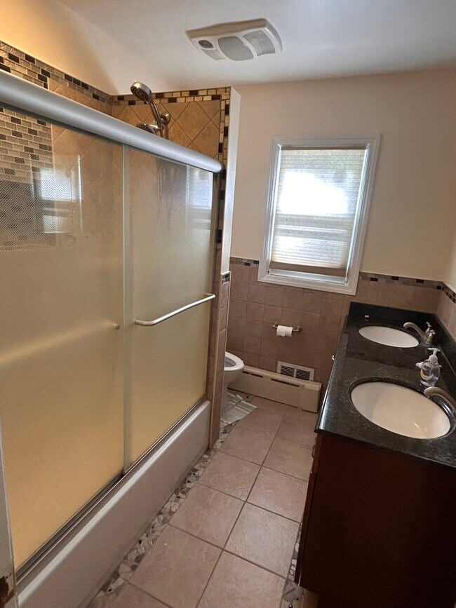 Building Photo - 879 Grove Ave