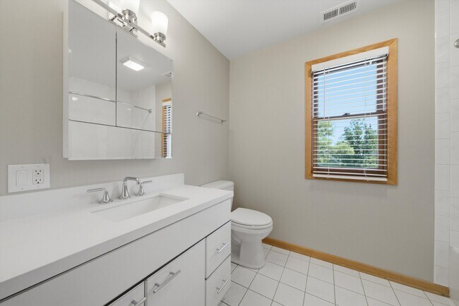 Building Photo - 586 S Hawthorne Ave