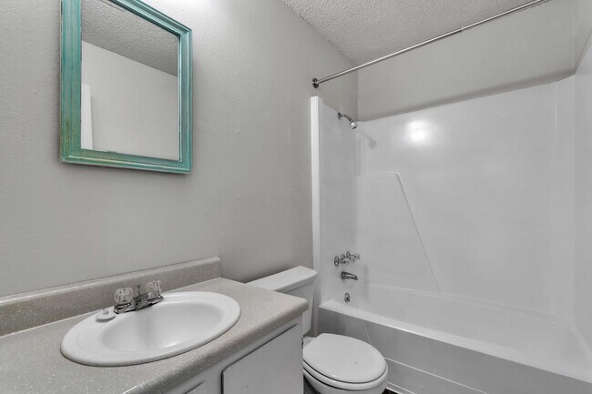 Building Photo - Cute 2 Bed 1 Bath Unit in Quiet Fourplex