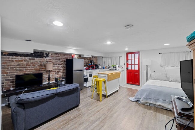 Building Photo - Great Price, Spacious and Convenient