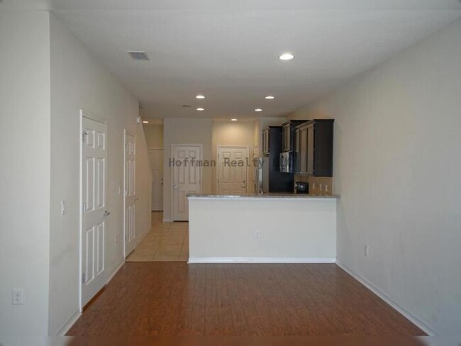 Building Photo - 2-bedroom, 2.5-bath, 1-car garage Townhous...