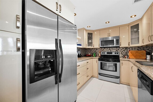 Building Photo - 100 Bayview Dr