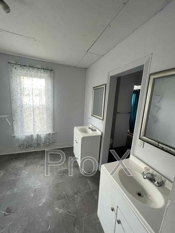 Building Photo - 2628 E 8th St