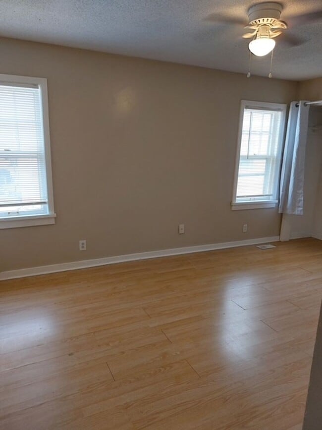 Building Photo - 4416-4418 E. Central