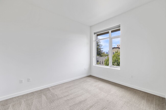 Building Photo - Luxurious 1 bedroom in Capital Hill!