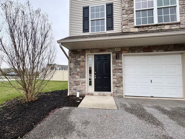 Building Photo - 3 Bedroom 2.5 Bathroom in York!