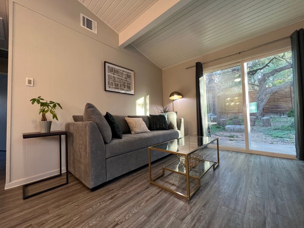 Building Photo - 211 Lessin Ln