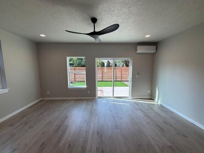 Building Photo - 1121 Sally Ln